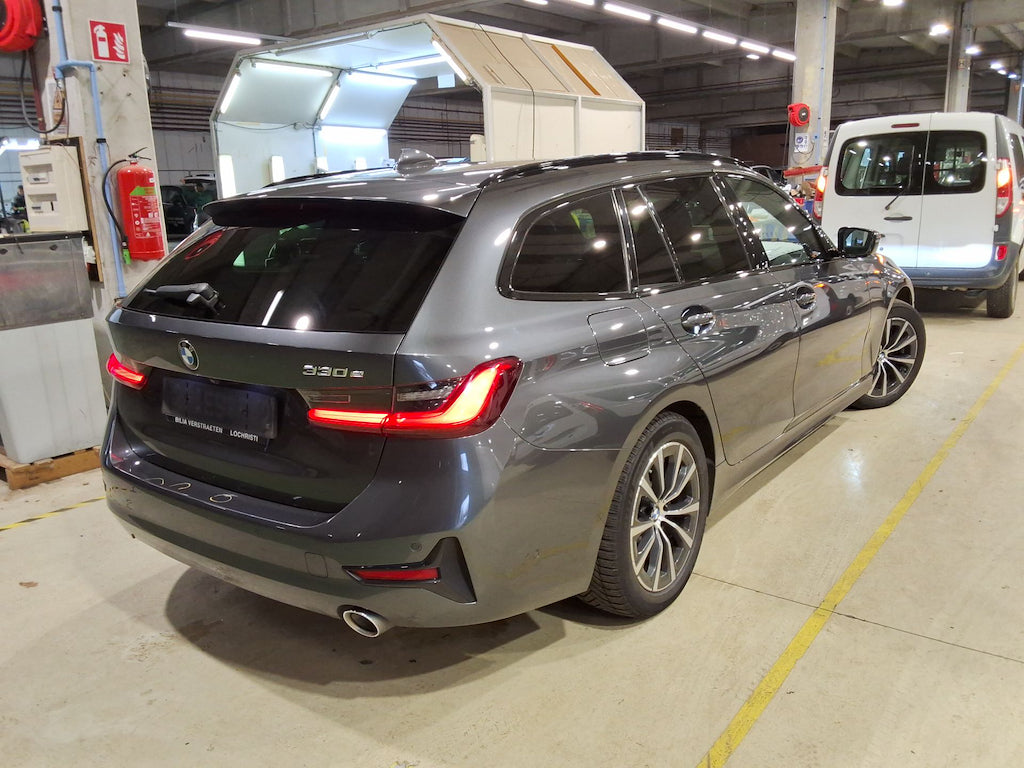 BMW 330e Touring 2.0 HYBRID 2021